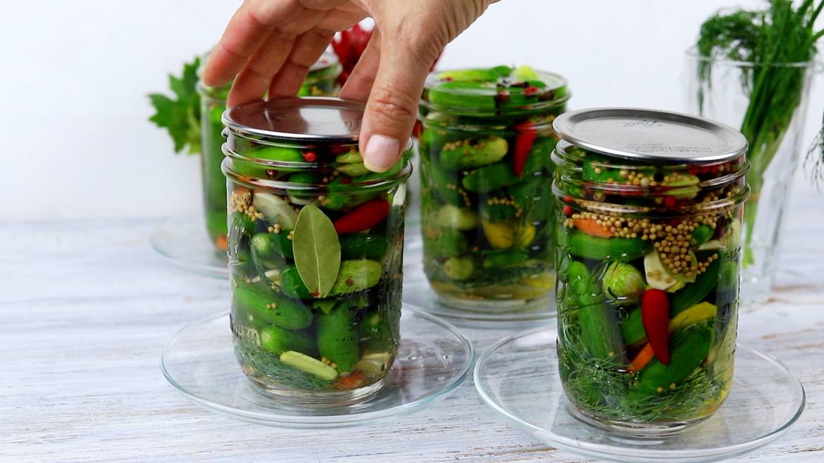 covering lid on a mason jar for pickles