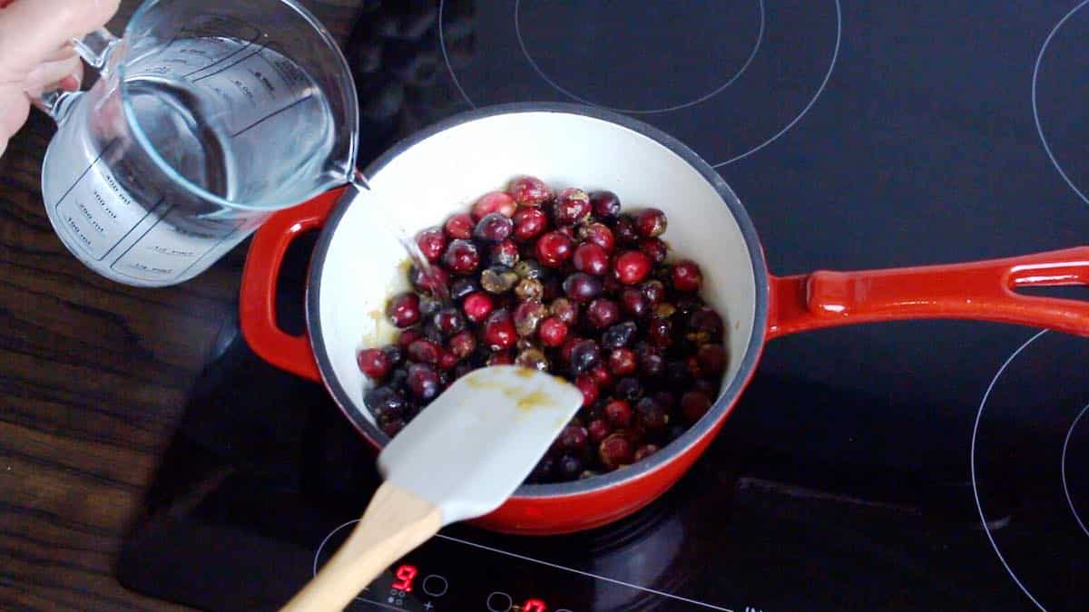 10 minutes Keto Cranberry Sauce poring water