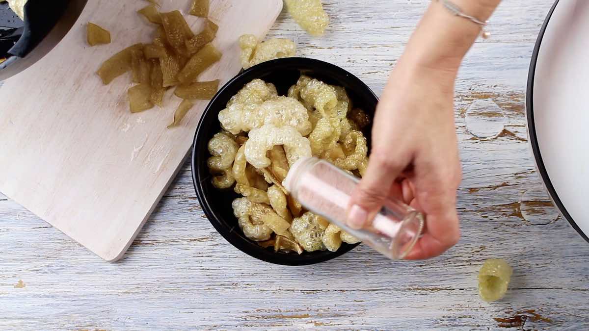 Crackling spreading with salt