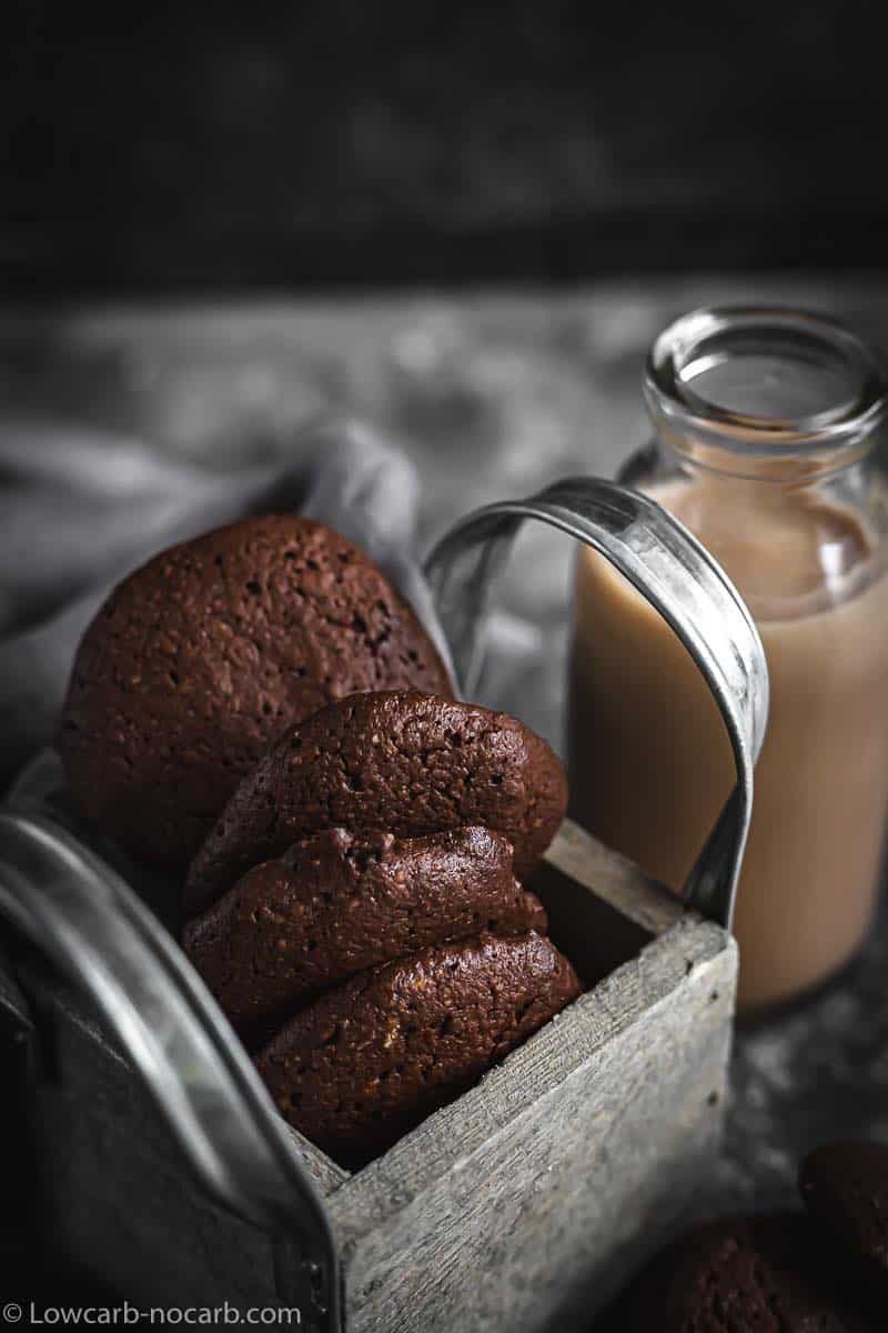 Easy Nutella Low Carb Cookies in the wooden basket