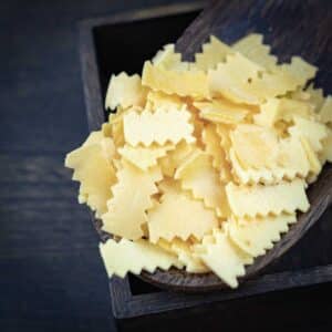 Ribbon Low Carb Pasta in a dark brown wooden box