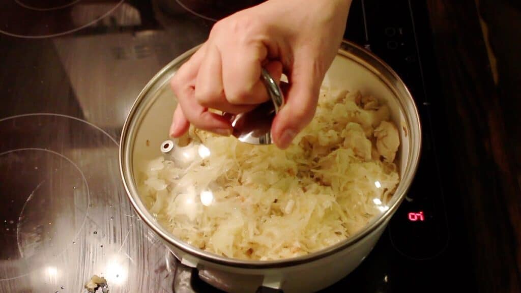 Chicken with sauerkraut and yogurt cooking.