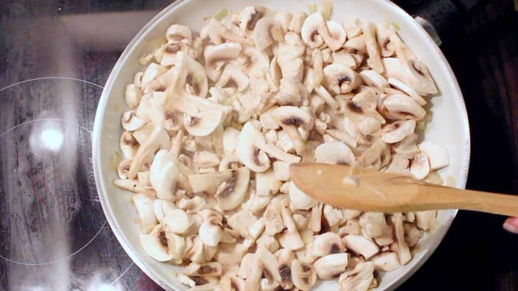 Konjak Noodles Recipe adding mushrooms in.