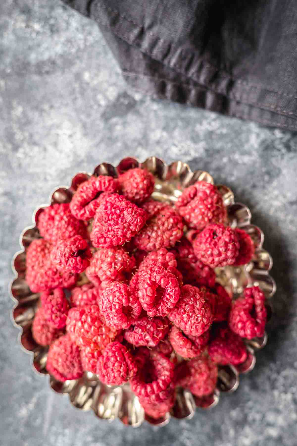 How To Dehydrate Raspberries in a bowl.