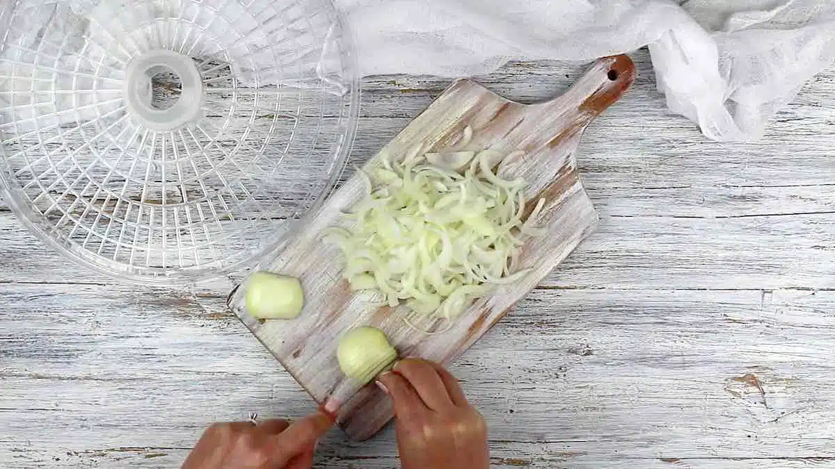 Drying onions cutting the slices.