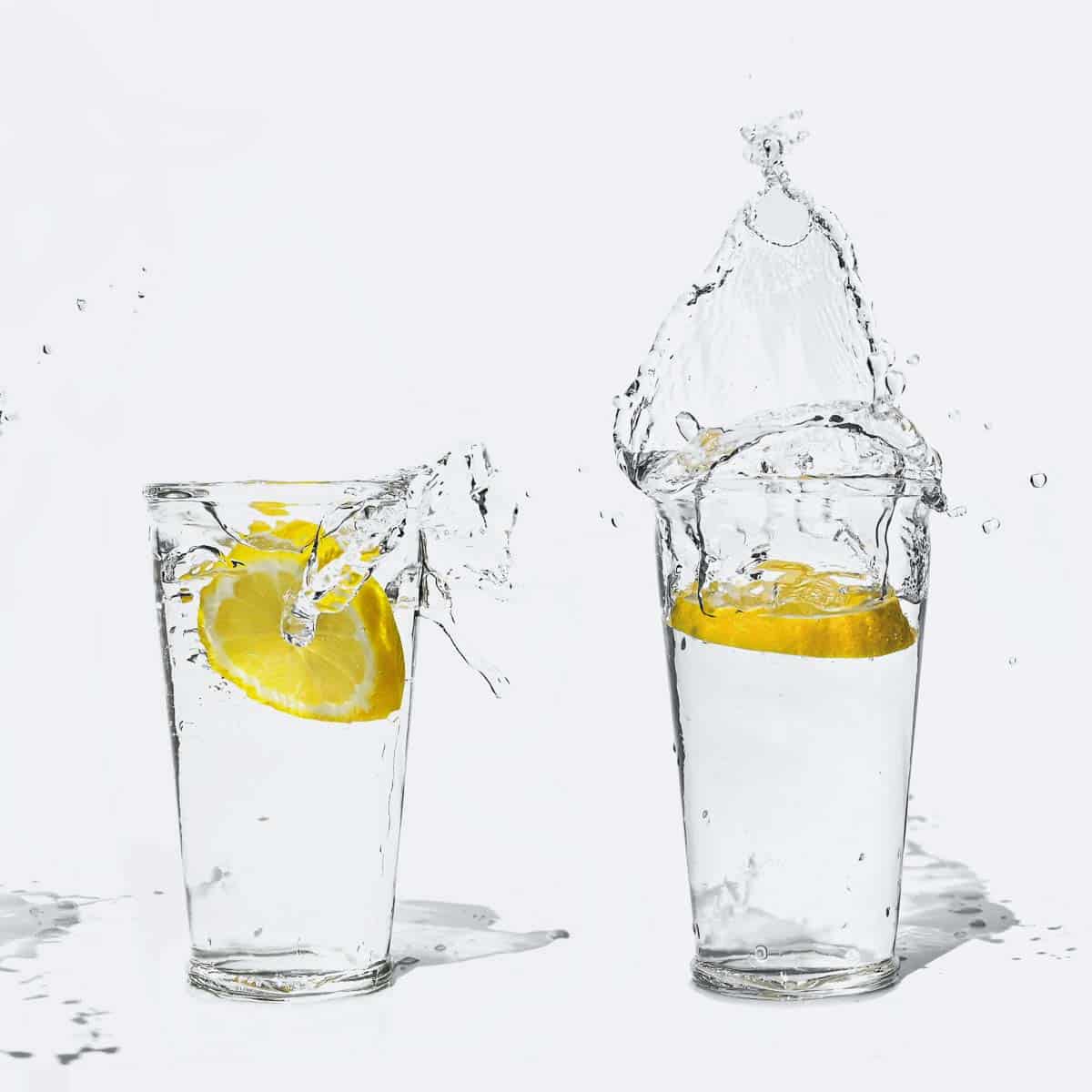 Splashes of water with lemon.