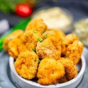 A bowl of fried chicken.