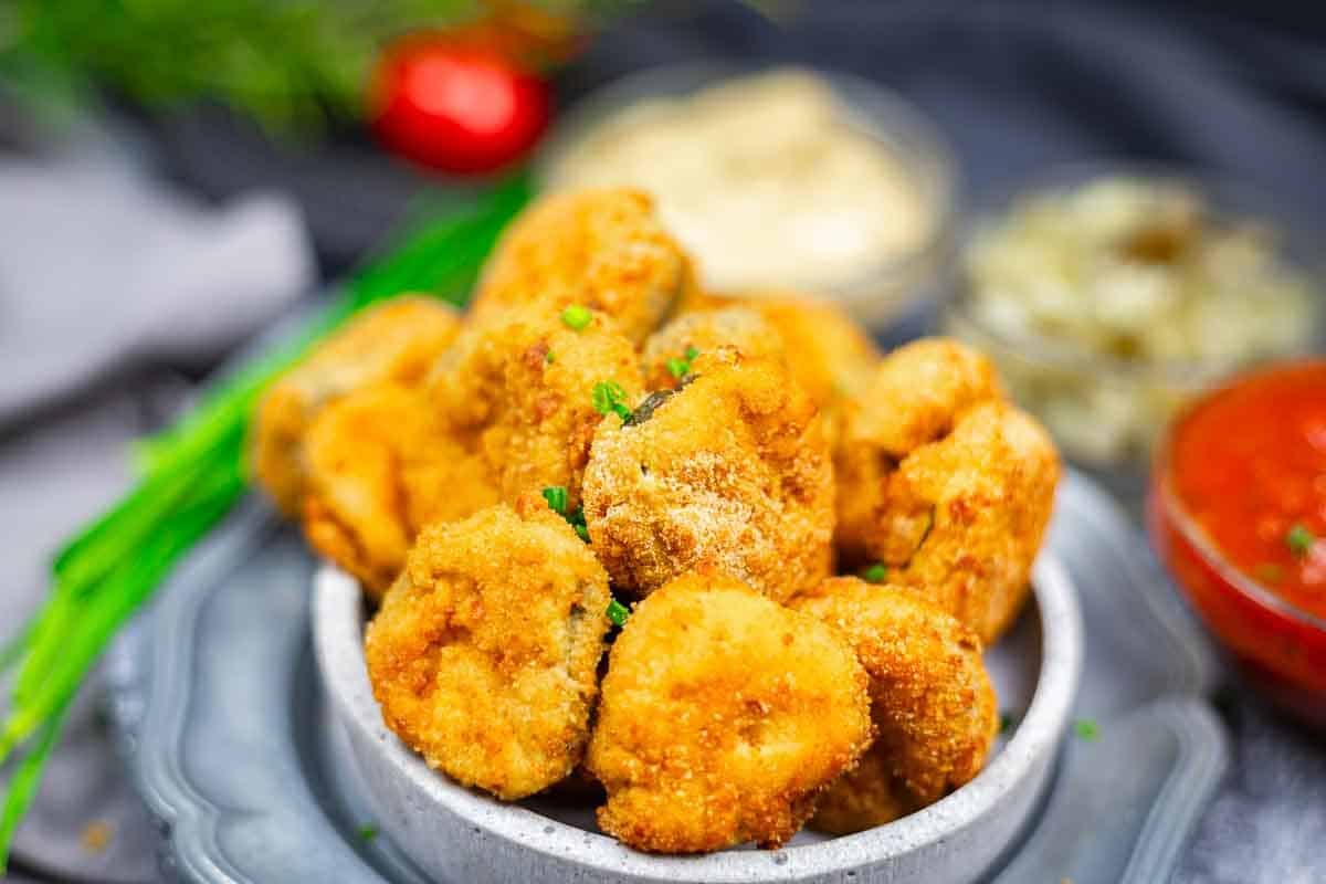A bowl of fried chicken.